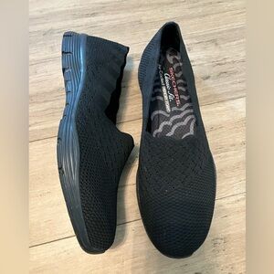 Skechers memory foam knit scalloped edge women’s loafers. Unworn size 9.5